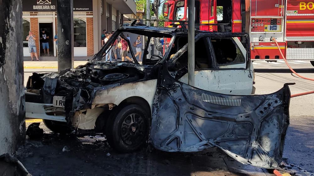 Os ocupantes do veículo Uno foram encaminhadas para atendimento no Hospital Tacchini, sem ferimentos graves. Crédito: Rádio Difusora