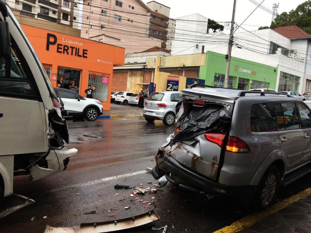 Engavetamento provoca danos em cinco veículos no Centro de Bento Gonçalves