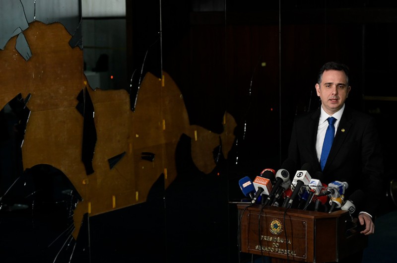 Pacheco ao lado de um revestimento em espelho destruído pelos vândalos: todos os que praticaram esse crime serão punidos - Jefferson Rudy/Agência Senado