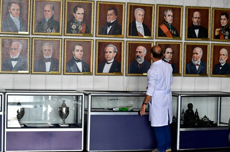 Técnico avalia danos em retratos da galeria de ex-presidentes do Senado depois da invasão e depredação das instalações do Senado - Waldemir Barreto/Agência Senado