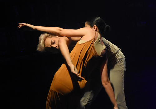 Grupo de dança aborda separações e reencontros (Fotografia: Danilo Sérgio / Divulgação - Edição: CCOM Funarte)