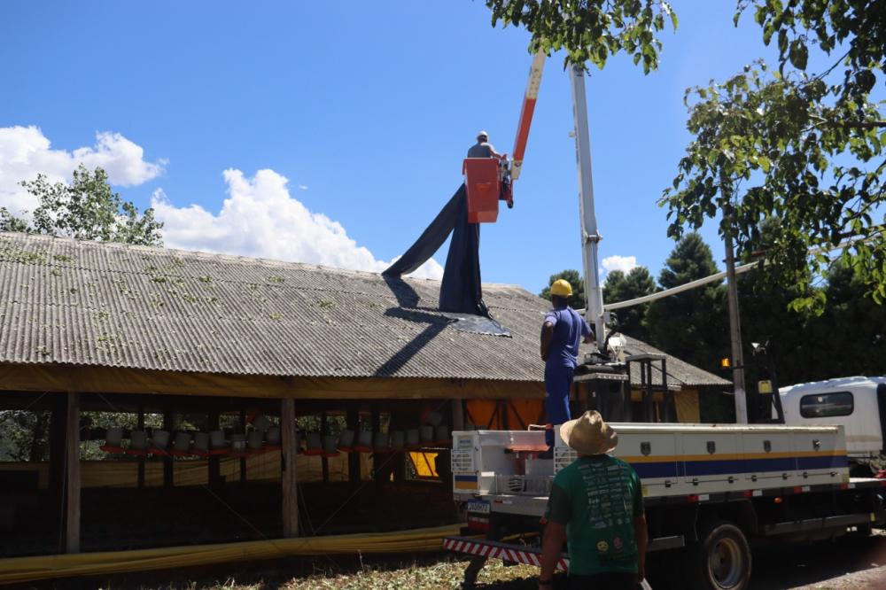 A Secretaria de Obras e Trânsito realizou a cobertura com lonas nos telhados dos aviários atingidos pelo granizo. Crédito: Divulgação 