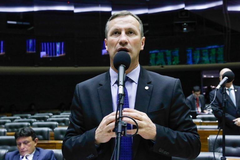 Projeto assegura direitos trabalhistas a prestador de serviços médicos