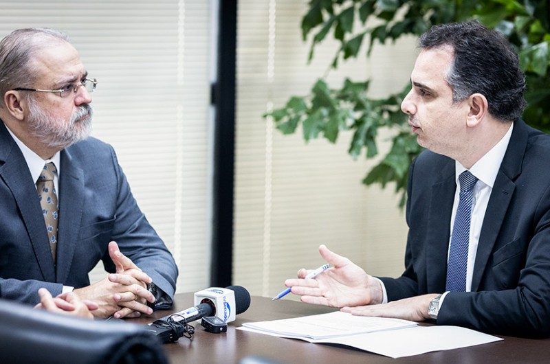 Pacheco (D), com Aras: não é justo que a sociedade pague pelos danos causados por uma minoria extremista - Pedro Gontijo/Senado Federal