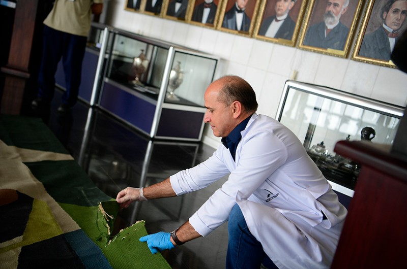 Técnico examina dano em tapeçaria provocado por vândalso em ato antidemocrático no Senado - Pedro França/Agência Senado