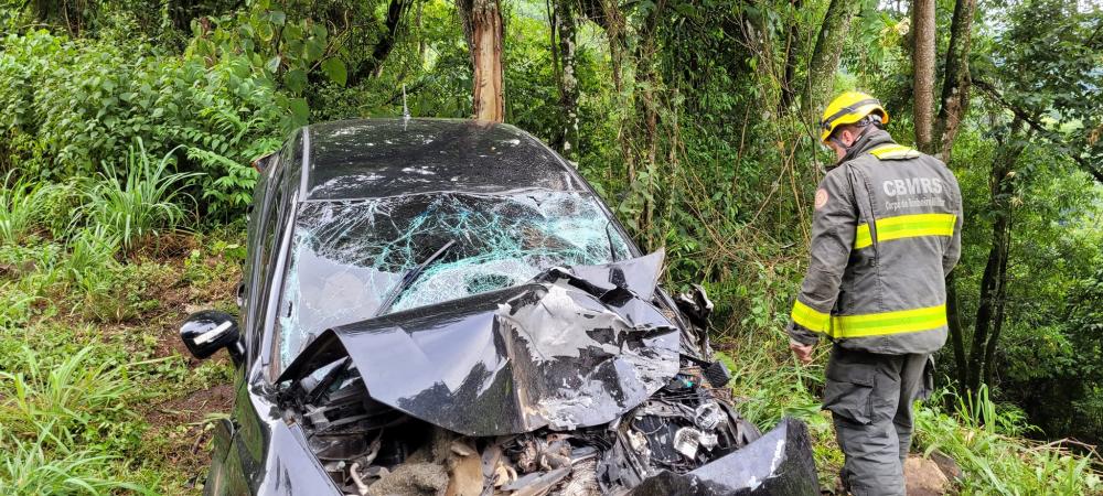 Os quatro passageiros do automóvel sofreram ferimentos - Foto: Rádio Difusora/Divulgação