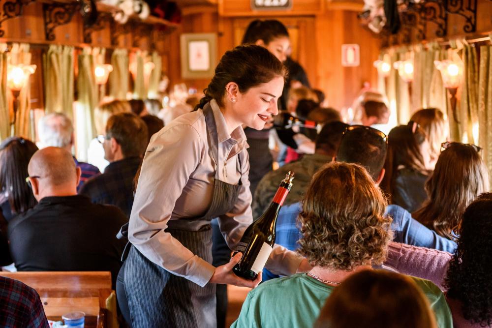 Passageiros têm uma experiência única degustando vinhos e espumantes abordo do trem - Foto: Zeto Teloken/Divulgação