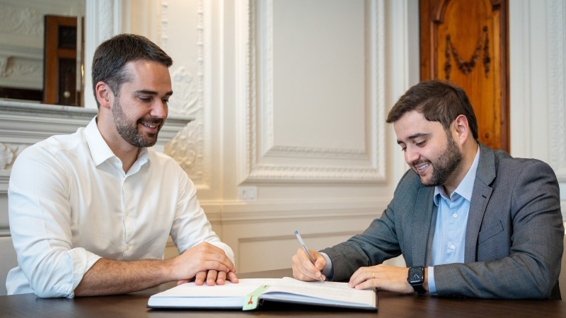 Pela primeira vez na atual gestão, Leite transmitiu o cargo para o seu vice -Foto: Maurício Tonetto/Palácio Piratini