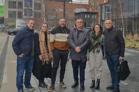 Marcos Carbone (primeiro da esquerda para a direita) e Daniel Amadio (último à direita) são os representantes de Bento Gonçalves na NRF 2023 - Foto: Divulgação