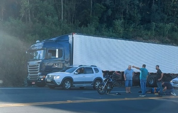 O motociclista teve ferimentos e foi encaminhado pelo Serviço de Atendimento Móvel de Urgência (SAMU), até o Hospital Tacchini.
