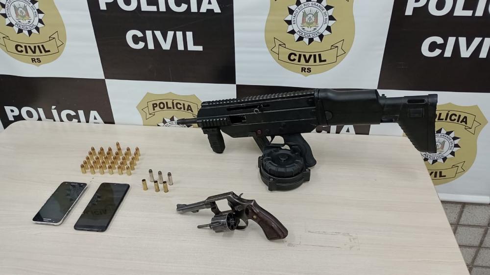 Foram apreendidos um revólver calibre .38, municiado e com a numeração raspada e uma submetralhadora, calibre .9mm. Crédito: Divulgação/Polícia Civil
