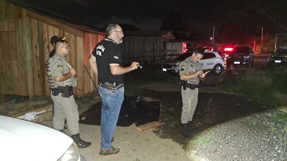 Polícia aguarda a chegada dos peritos do IGP no local onde ocorreram as execuções - Foto: Rádio Estação FM/Divulgação