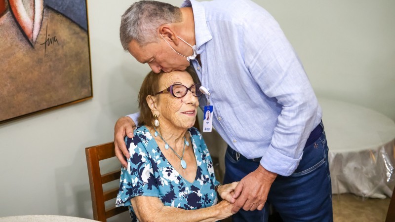 Dois anos depois de receberem as primeiras doses de vacina contra covid no RS, Eloina e Hoher se reencontraram -Foto: Gustavo Mansur/Secom
