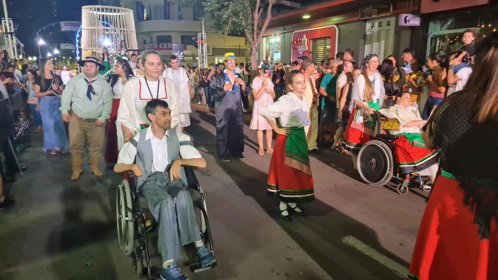 Portadores de deficiência tiveram espaço e fizeram bonito no desfile