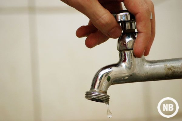 Rompimento de rede afeta distribuição de água em três bairros