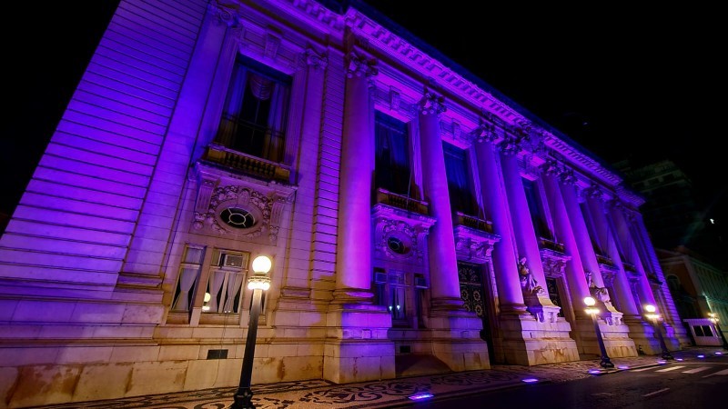 A cor alusiva à Campanha Nacional de Prevenção à Hanseníase passou a iluminar o Piratini na noite de sexta (21) -Foto: Carlos Ismael Moreira/Secom