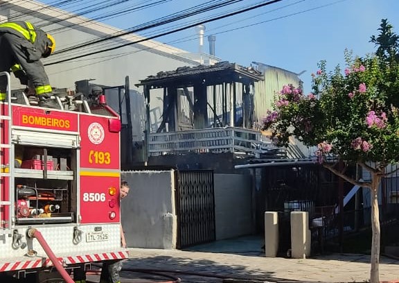 Casa foi inteiramente destruída pelas chamas - Foto: Corpo de Bombeiros/Divulgação