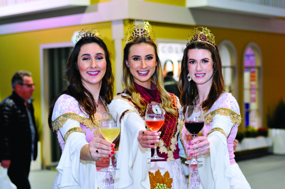 Os nomes das futuras Imperatriz do Vinho e Damas de Honra serão conhecidos na noite de 1º de abril, quando ocorre a escolha, tendo como palco a Vila Típica da última Fenavinho, no Parque de Eventos. Crédito: Divulgação