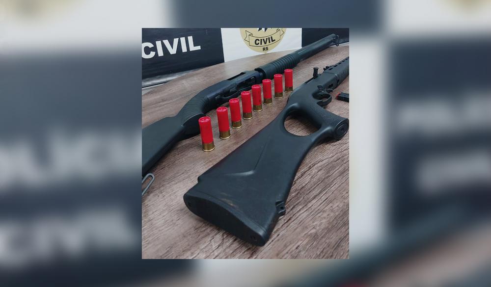 No local, uma residência no Bairro Licorsul, foram localizadas uma espingarda calibre 12 e uma carabina calibre 22, além de munições. Crédito: Divulgação/DEAM