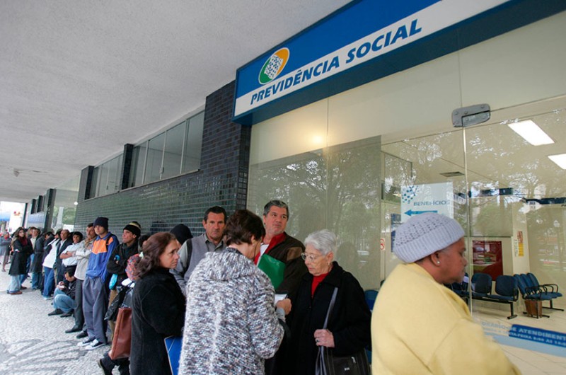 Fila da Previdência em Curitiba: número de benefícios pagos no país chegou a 37,5 milhões em 2021 - tatibg