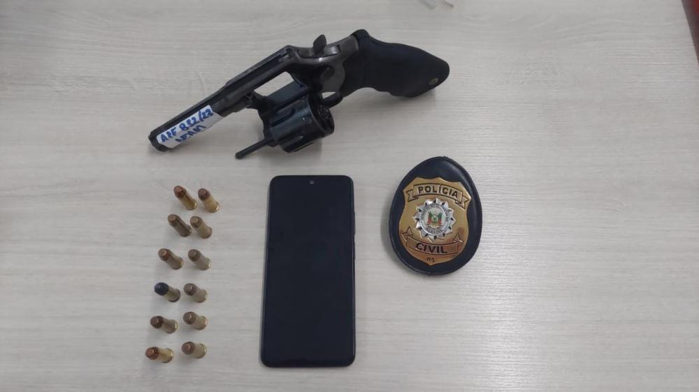 Foram apreendidos um revólver calibre 38, com numeração batida, e 12 munições do mesmo calibre. Crédito: Divulgação/DEAM