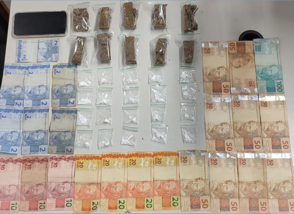 Drogas e dinheiro encontrados dentro do veículo. Crédito: 3º BPAT