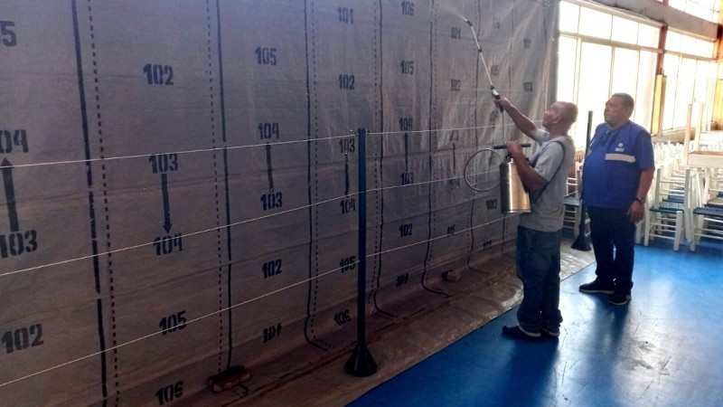 A BRI consiste na aplicação de inseticida com poder residual capaz de eliminar os mosquitos que pousam sobre superfícies -Foto: Divulgação/SES