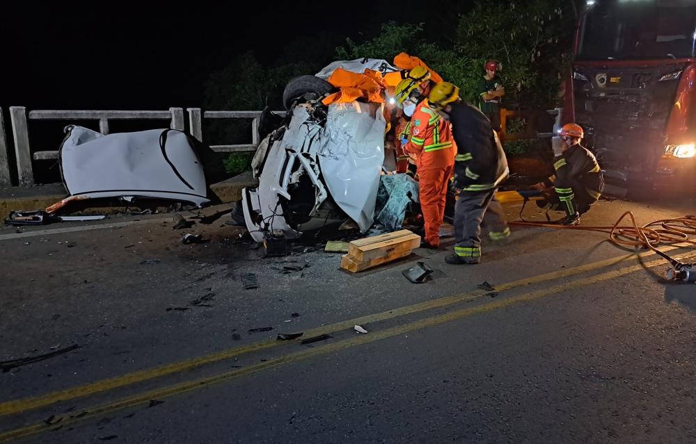 Homem de 32 anos ficou gravemente ferido e mulher de 27 anos morreu no acidente - Foto: Guilherme Kalsing/Rádio Estação FM/Divulgação