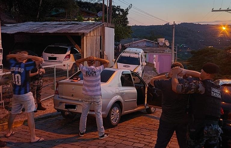 Operação foi realizada em vários bairros de Bento Gonçalves das 17h às 23h desta sexta-feira