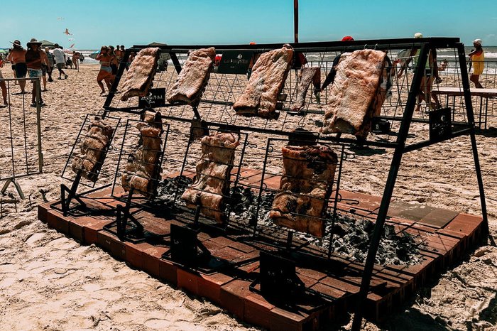 Abandono dos espetos e dos locais de assado por parte dos assadores foi determinante para que o recorde não fosse alcançado - Foto: Fabrício Sviroski/Art Imagem/Divulgação