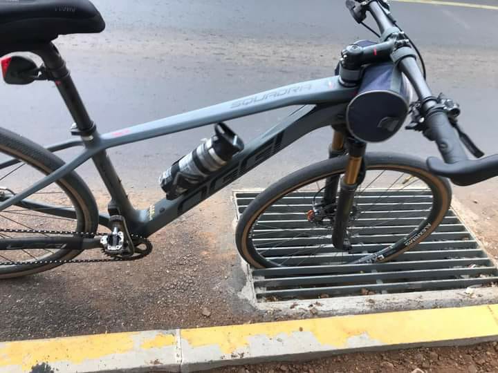 Ciclista fez um teste no local para mostrar o risco de acidente que pode ser provocado pelas bocas de lobo colocadas na Rua Herny Hugo Dreher - Foto: Divulgação