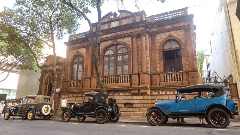 Automóveis de integrantes do Veteran Car Club foram estacionados na frente do MJC -Foto: Gustavo Mansur/Secom