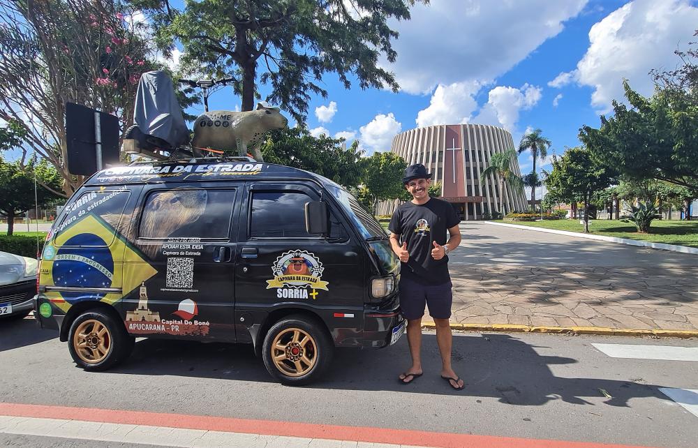 Viajante desbrava o Brasil em uma Towner 95 espalhando alegria com a “Capivara da Estrada”