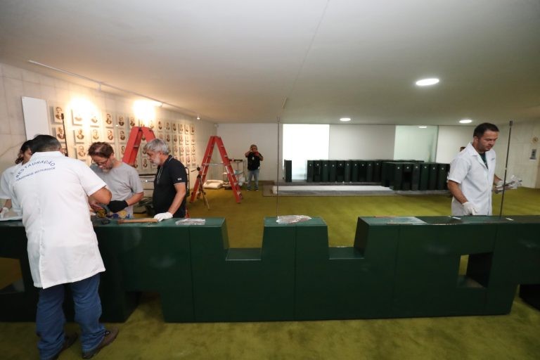 Funcionários da Câmara montam o Muro Escultórico no Salão Verde - (Foto: Bruno Spada/Câmara dos Deputados)