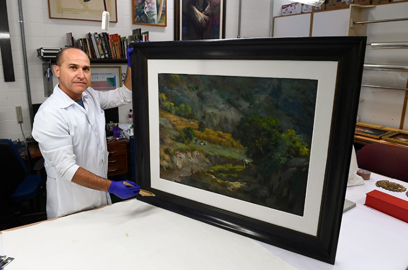 Quadro 'Trigal na Serra', de Guido Mondin, foi recuperada por Nonato Nascimento, do Laboratório de Restauração do Senado - Jefferson Rudy/Agência Senado›