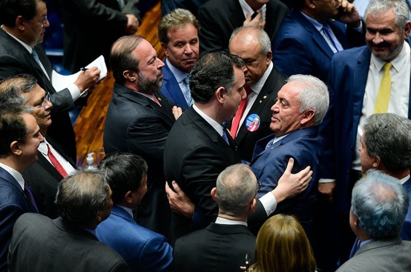 Pacheco abraça Otto Alencar durante a comemoração pela vitória na eleição para a presidência do Senado - Pedro França/Agência Senado