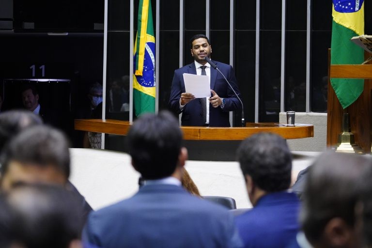 Deputado Jhonatan de Jesus discursa no Plenário nesta quinta - (Foto: Pablo Valadares / Câmara dos Deputados)