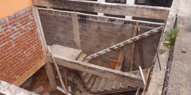 A estrutura de concreto desabou sobre o homem enquanto o mesmo retirava algumas madeiras. Crédito: Rádio Difusora