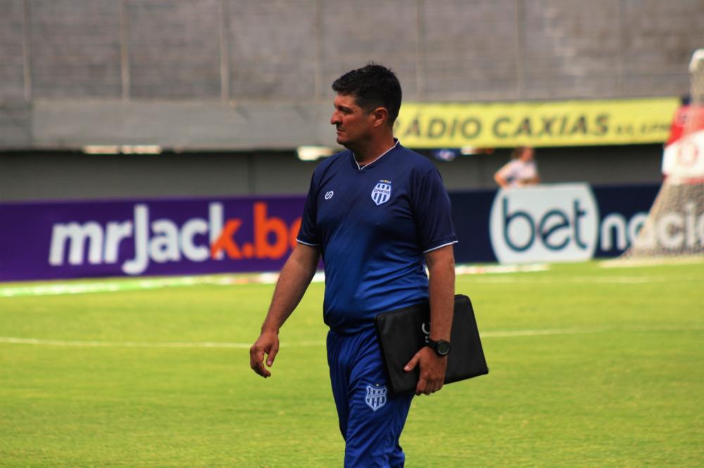 Carlos Moraes é bom treinador, mas ainda não faz milagres - Foto: Kevin Sganzerla