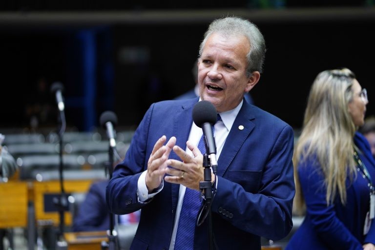 André Figueiredo: Brasil deve ser reconstruído a partir do serviço público valorizado - (Foto: Pablo Valadares/Câmara dos Deputados)
