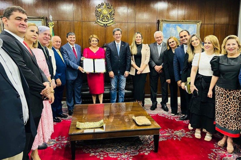 A senadora, ao centro, durante a cerimônia de posse - Roberta Aline/Gab. Sen. Jussara Lima