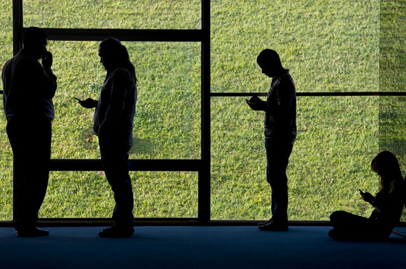 Internautas no Salão Azul do Senado: rede aumentou exponencialmente o volume de informações, mas apresenta riscos aos usuários - Pedro França/Agência Senado