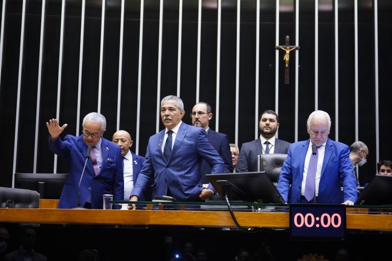 Deputado Josias Gomes da Silva (E) faz o juramento ao tomar posse - (Foto: Pablo Valadares/Câmara dos Deputados)