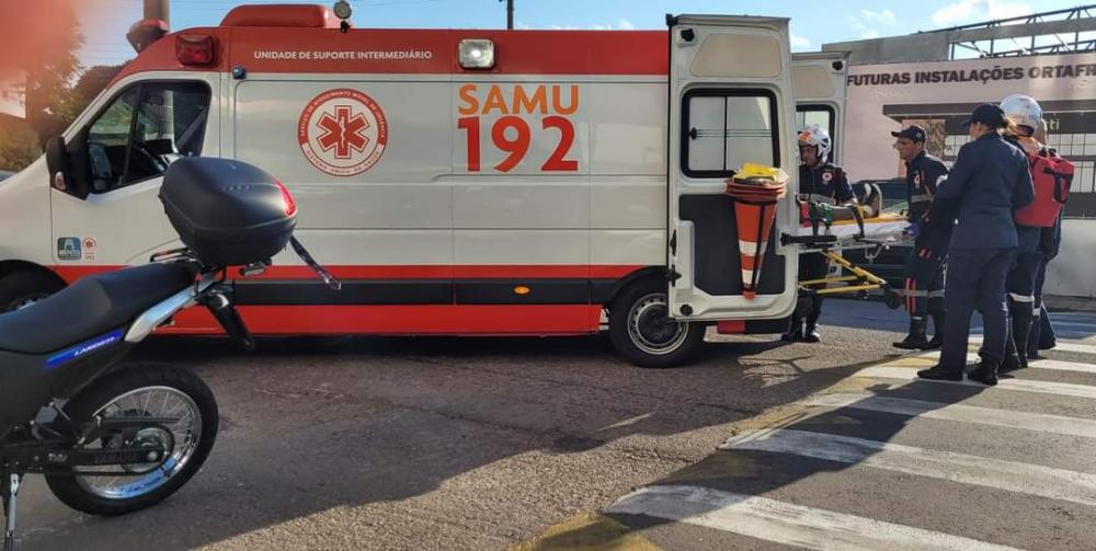 A mulher teve ferimentos leves e foi encaminhada para atendimento médico no Hospital Tacchini. Crédito: Rádio Difusora 