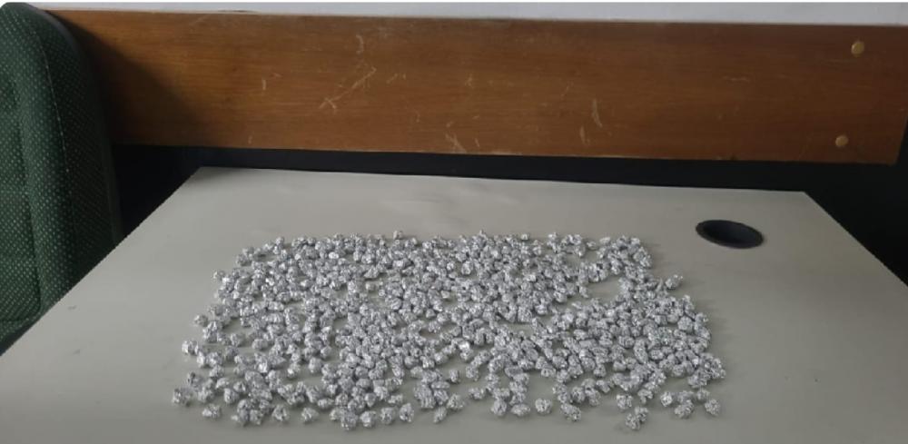 A mulher ao avistar a presença da guarnição, dispensou um invólucro que continha 648 pedras de Crack. Crédito: 3º BPAT