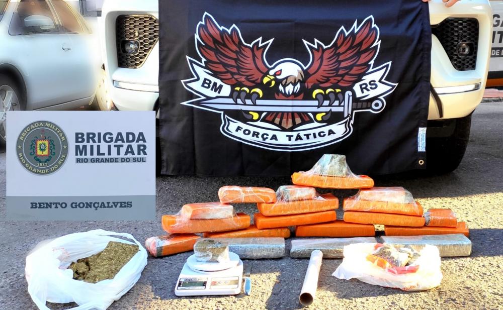 O homem com grande quantidade de entorpecentes e balança de precisão. Crédito: 3° BPAT 