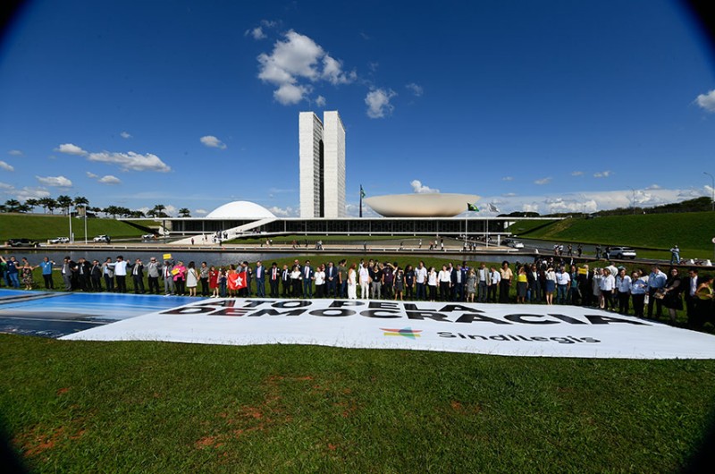 Os participantes deram um abraço simbólico no Congresso - Marcos Oliveira/Agência Senado