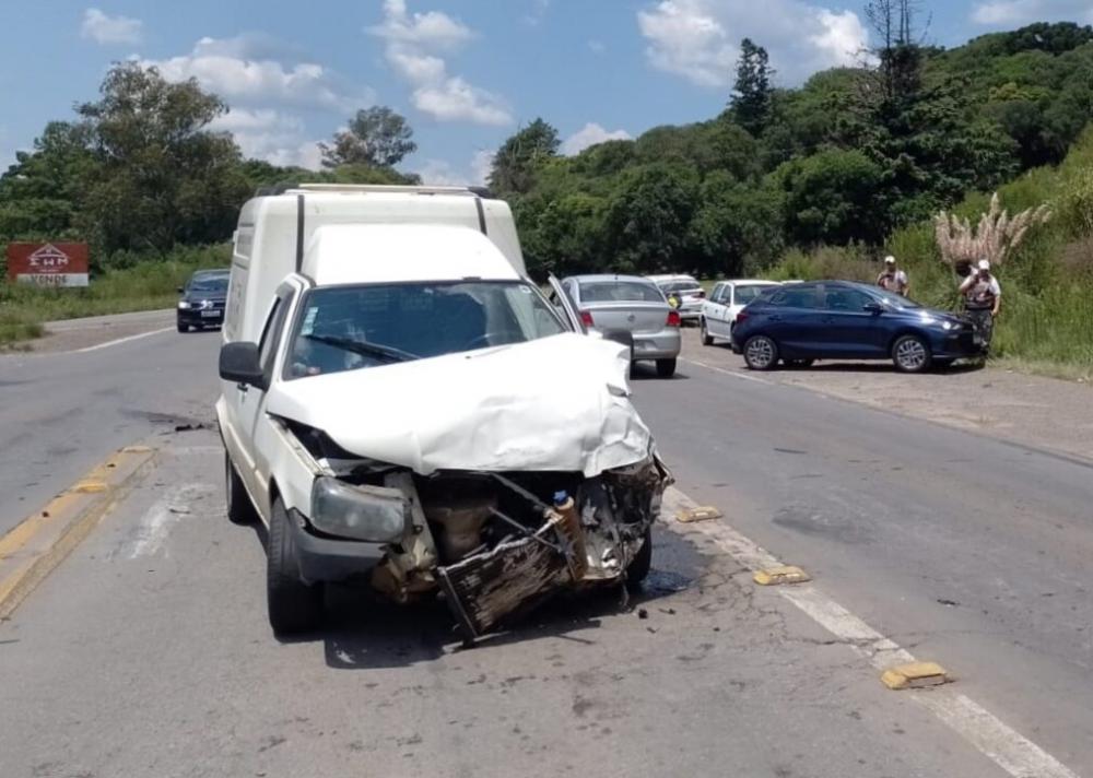 O fato envolveu uma Fiat/Fiorino e um Hyundai/HB20 no km 114 da RSC-453, no acesso da ERS-448, por volta do 12h15min. Crédito: Luís Carlos Muller/Rádio Spaço FM 
