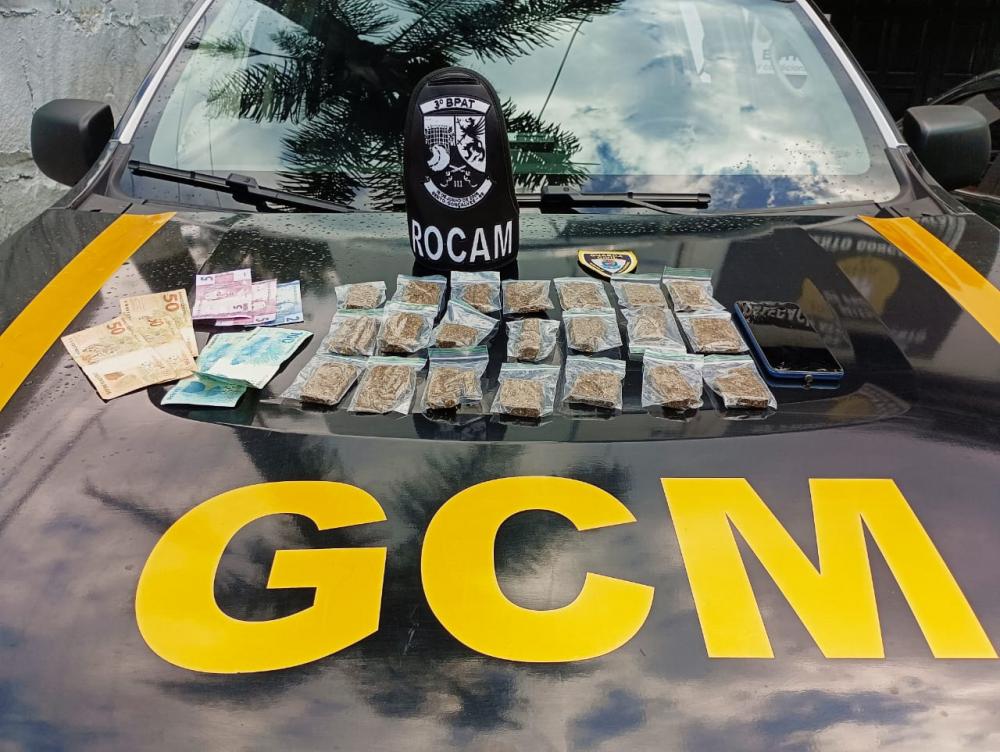 Agentes da GCM prendem homem vendendo drogas com carro furtado em Bento