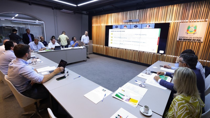 Leite, secretários e técnicos estiveram reunidos no Palácio Piratini -Foto: Luis André/Secom